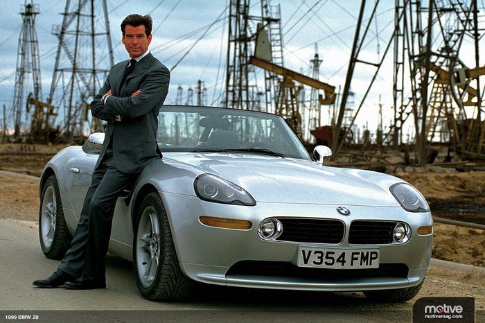 Chiếc BMW Z8 mui xếp màu bạc đóng cùng diễn viên Pierce Brosnan trong phim The World is Not Enough (1999).